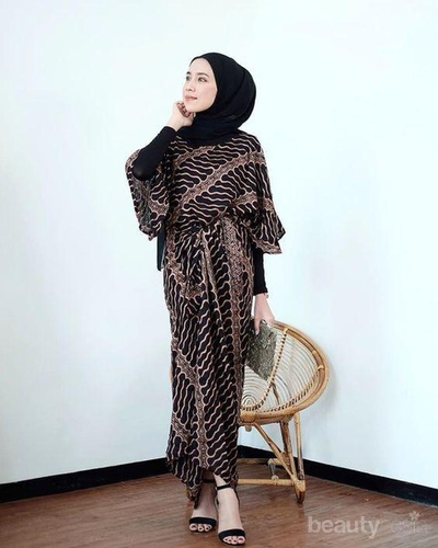 Mix and Match Batik untuk Ngantor Tanpa Terlihat Kuno